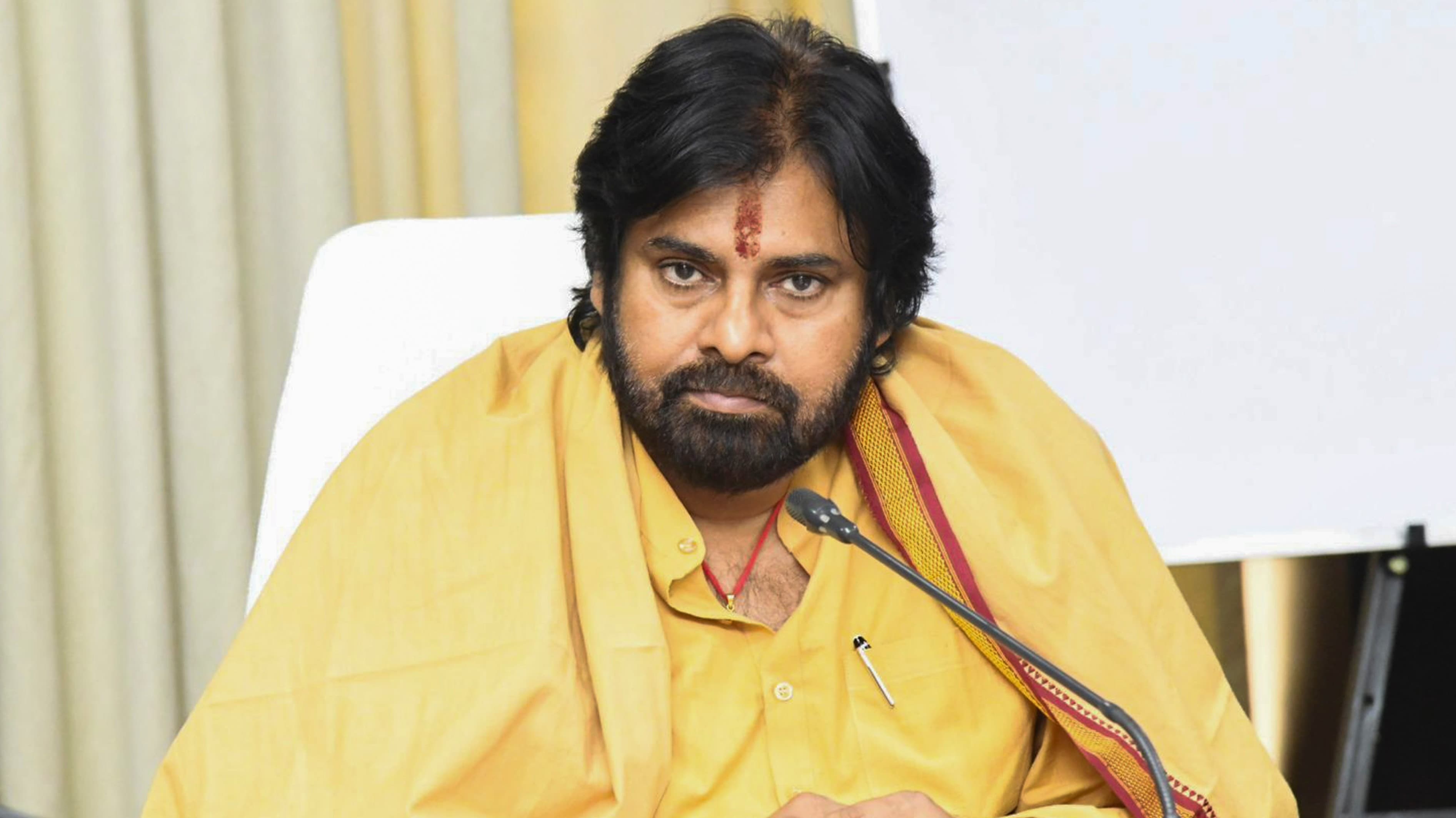 ముంబై చేరుకున్న ఉప ముఖ్యమంత్రి పవన్ కల్యాణ్