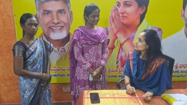 జర్మనీ ఉద్యోగానికి శ్రావణికి అభినందనలు ఎంపీ డాక్టర్ శబరి