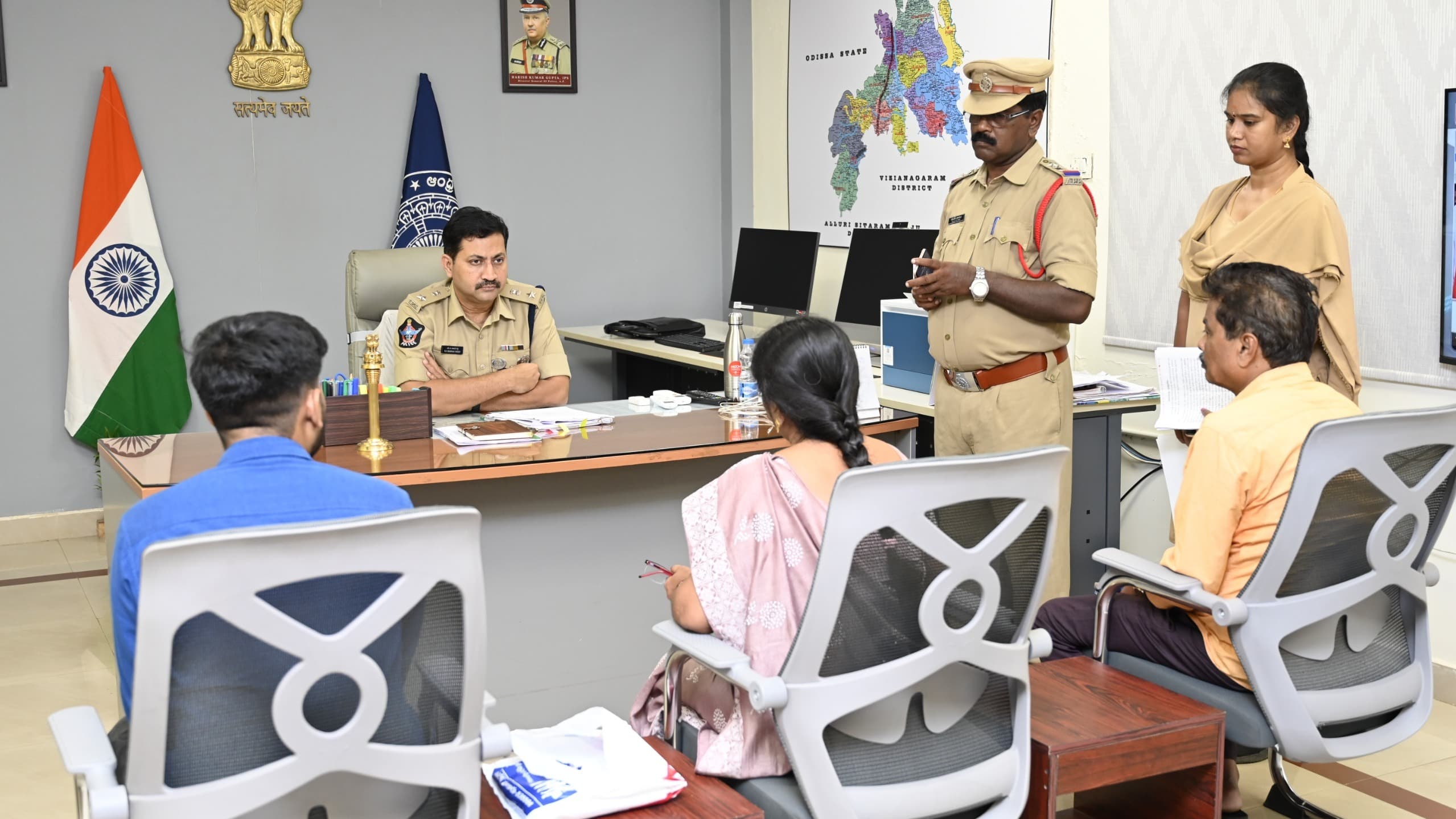 మీ సమస్యలను చట్టపరిధిలో పరిష్కరించే బాధ్యత మాది: ఎస్పీ మాధవ్ రెడ్డి
