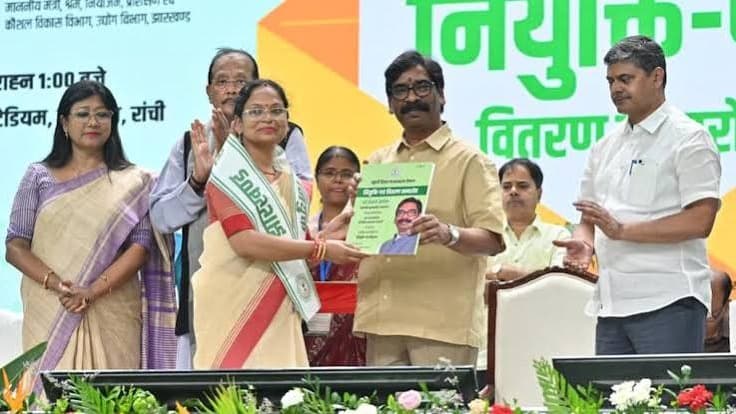 1042 మంది టీచర్లకు నియామక పత్రాలు అందజేసిన సోరెన్