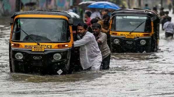 ముంబైలో భారీ వర్షాలు.. పలు ప్రాంతాలు జలమయం