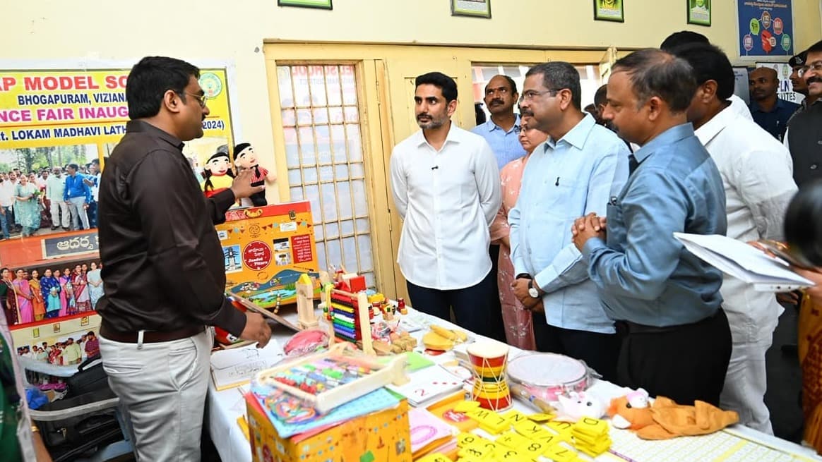 కేంద్ర విద్యాశాఖ మంత్రితో కలిసి ఏపీ మోడల్ స్కూల్ ను సందర్శించిన మంత్రి లోకేష్