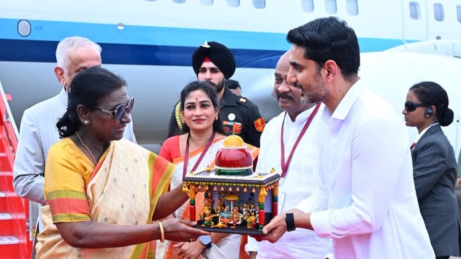 విశాఖపట్నం చేరుకున్న రాష్ట్రపతి ద్రౌపది ముర్ము..!