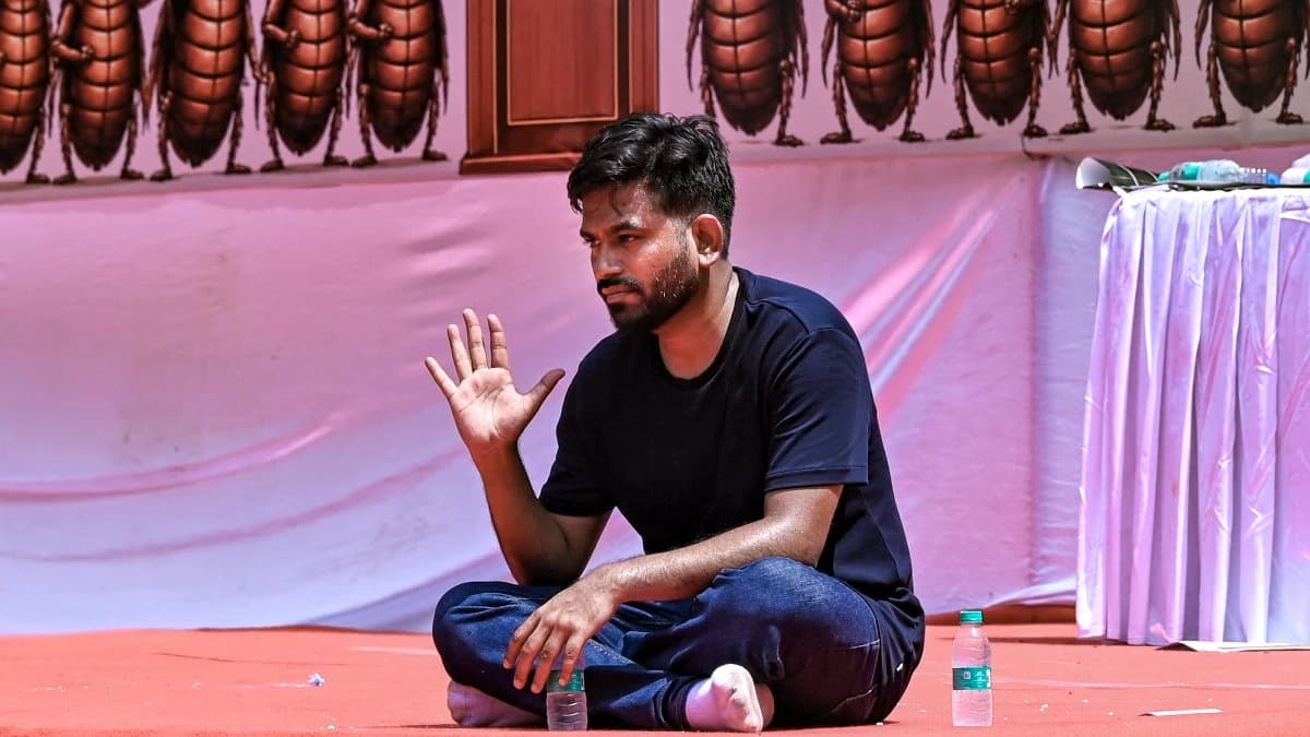 ఢిల్లీలో కాక్రోచ్ జనతా పార్టీ దీక్ష..