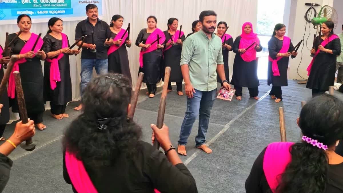 కేరళలో చరిత్ర.. మప్పిళ కొల్కళిలో మహిళల తొలి ప్రదర్శన