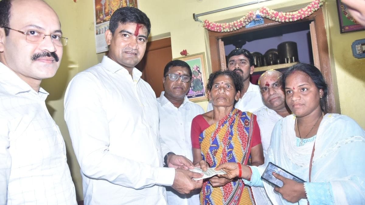 పింఛన్ల పంపిణీలో దేశానికే ఏపీ ఆదర్శం: మంత్రి కొండపల్లి