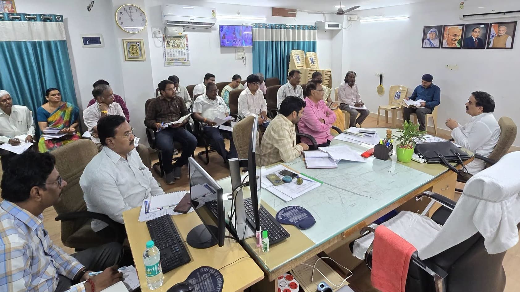 తెనాలి అభివృద్ధిపై అధికారులతో నాదెండ్ల సమావేశం