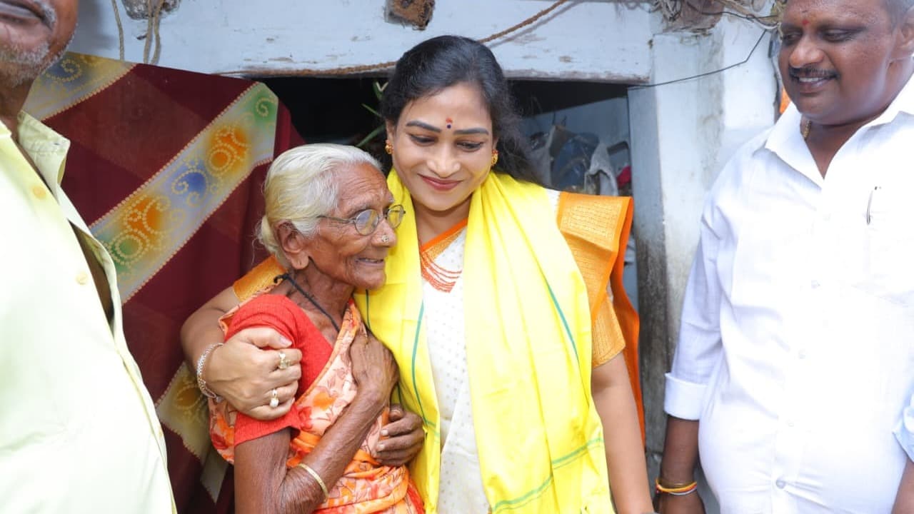 పింఛన్లు పంపిణీ చేసిన హోంమంత్రి అనిత