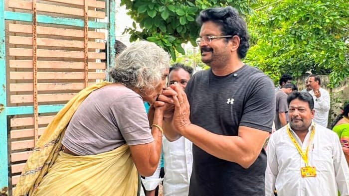 గుడివాడలో పింఛన్ల పంపిణీ చేసిన ఎమ్మెల్యే వెనిగండ్ల రాము