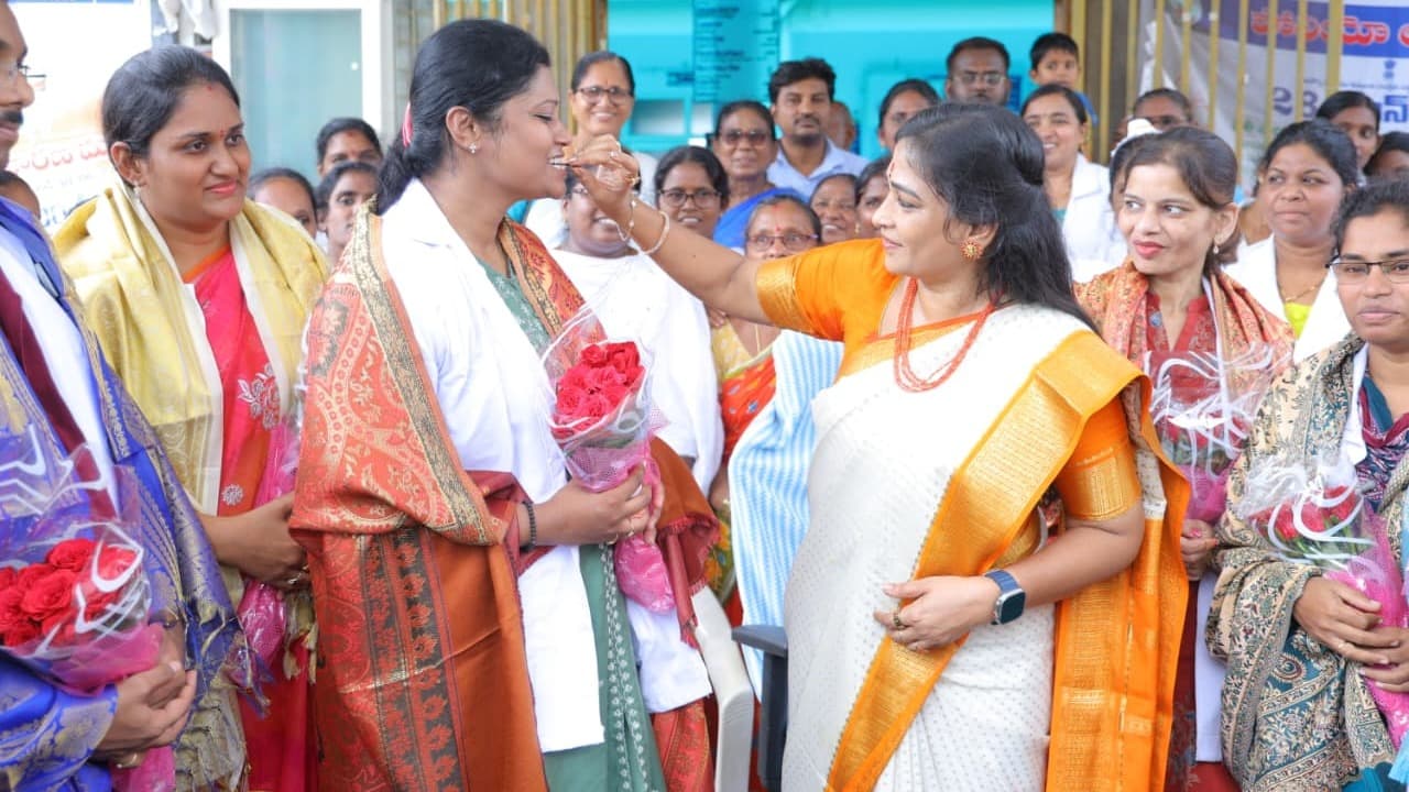 డాక్టర్స్ డే.. వైద్యులను సత్కరించిన హోంమంత్రి అనిత