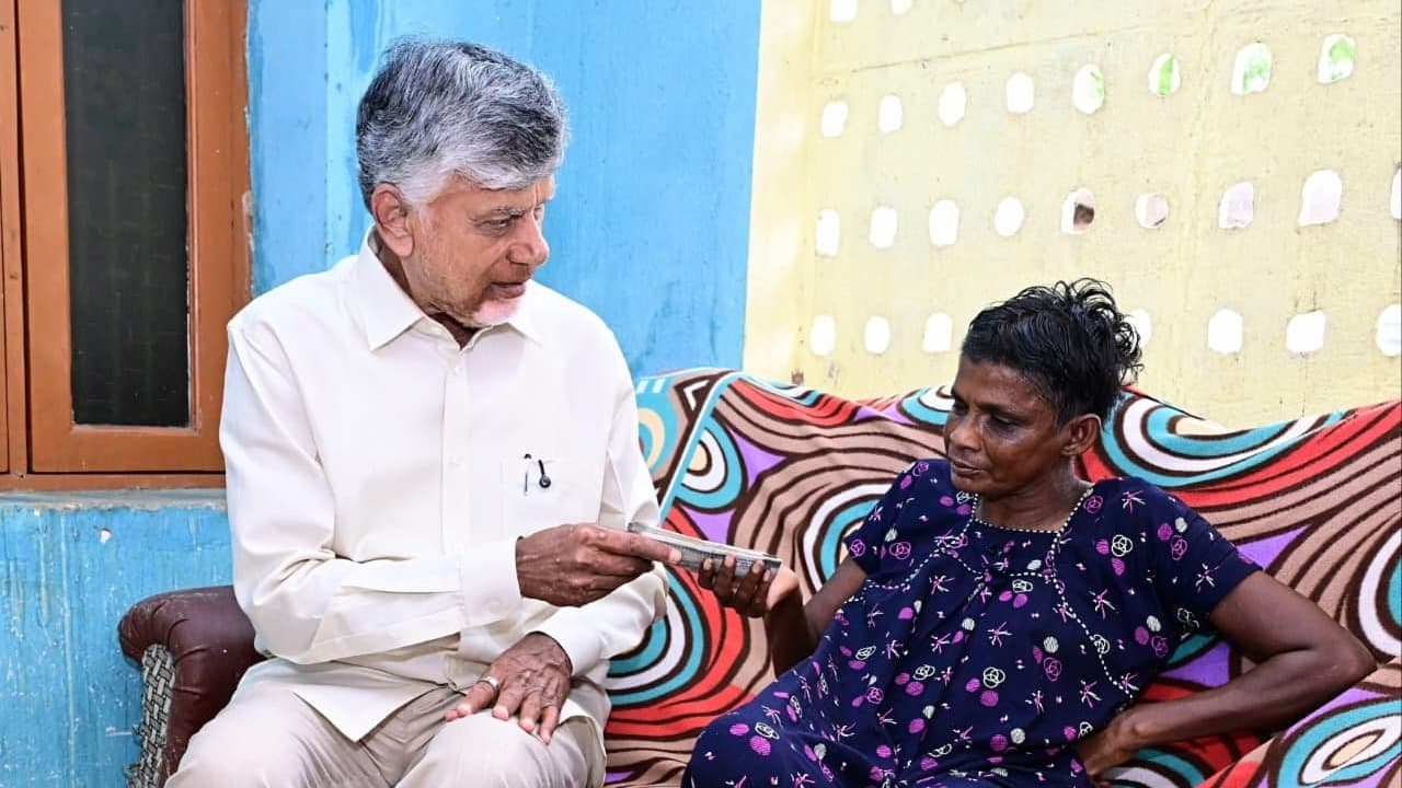 పేదల సేవలో' కార్యక్రమంలో పాల్గొని పింఛన్లను పంపిణీ చేసిన చంద్రబాబు