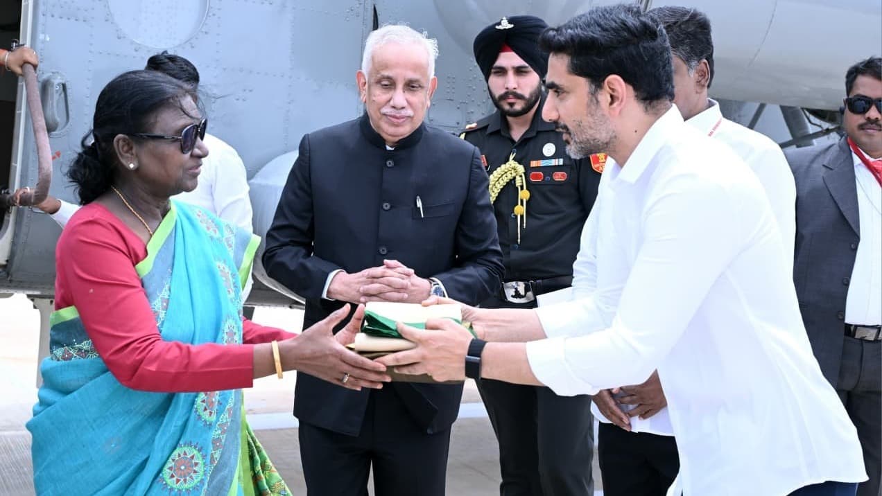 రాష్ట్రపతికి ధర్మవరం చేనేత చీర అందించిన లోకేష్