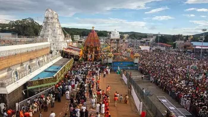 తిరుమలలో భక్తుల రద్దీ.. సర్వదర్శనానికి 10 గంటల నిరీక్షణ