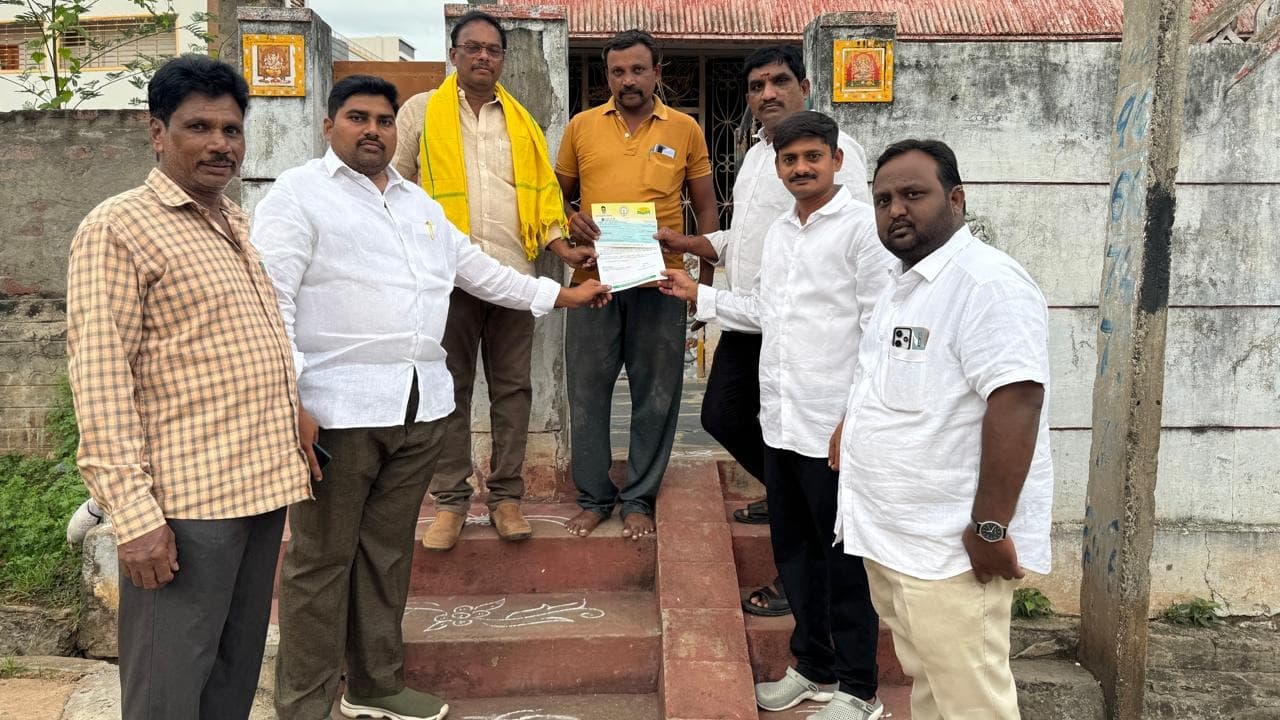 లోకేశ్ చొరవతో మంగళగిరిలో సీఎం సహాయనిధి చెక్కుల పంపిణీ