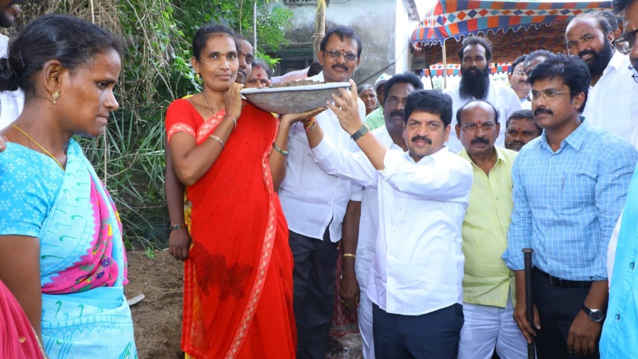 ప్రభుత్వ ప్రోత్సాహంతో పల్లెల్ని అభివృద్ధి చేసుకుందాం: కొల్లు రవీంద్ర