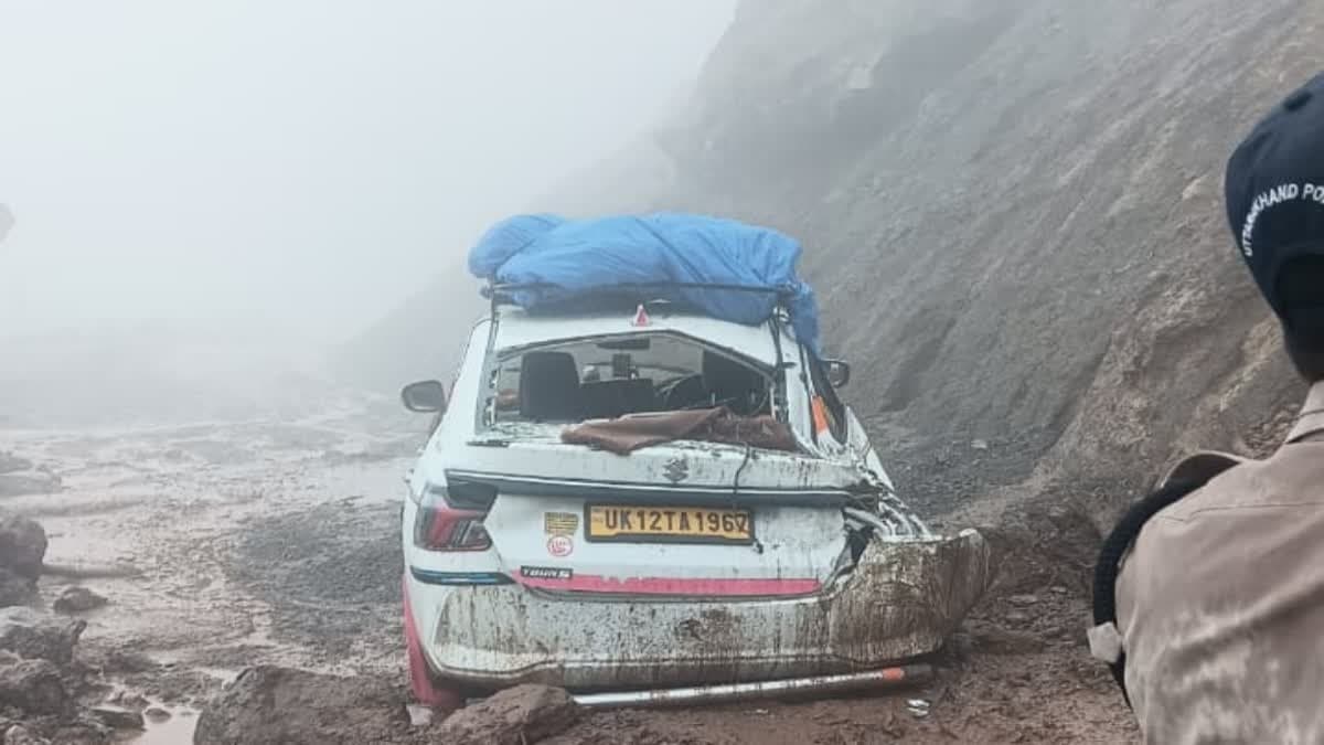 పౌరీలో కొండచరియలు..