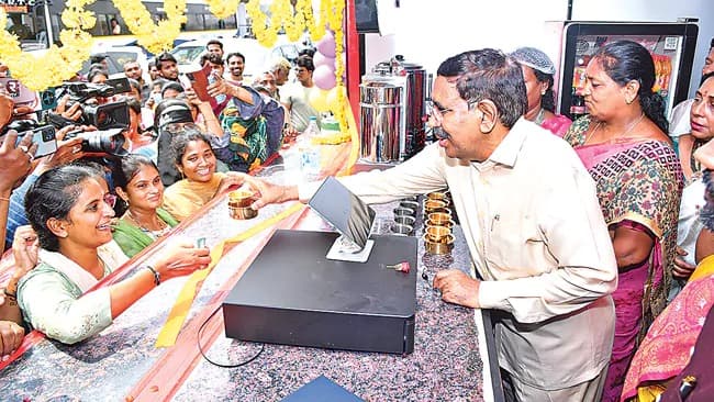 ఏలూరులో తృప్తి క్యాంటీన్ పరిశీలించిన మంత్రి నారాయణ