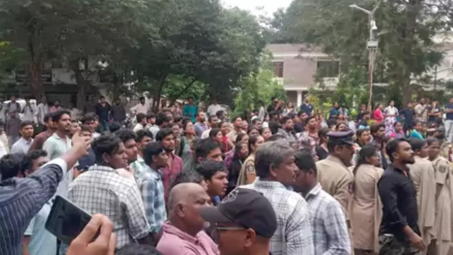 విశాఖ స్టీల్ ప్లాంట్ నిర్వాసితుల ఆందోళన