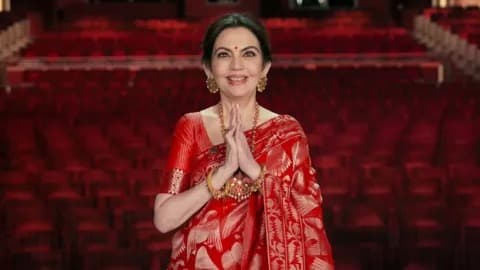 ఏఏపీఐ హ్యుమానిటేరియన్ అవార్డు అందుకున్న నీతా అంబానీ