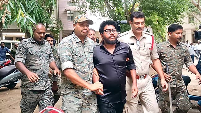 నక్కపల్లి పోలీస్ స్టేషన్ వద్ద ఉద్రిక్తత