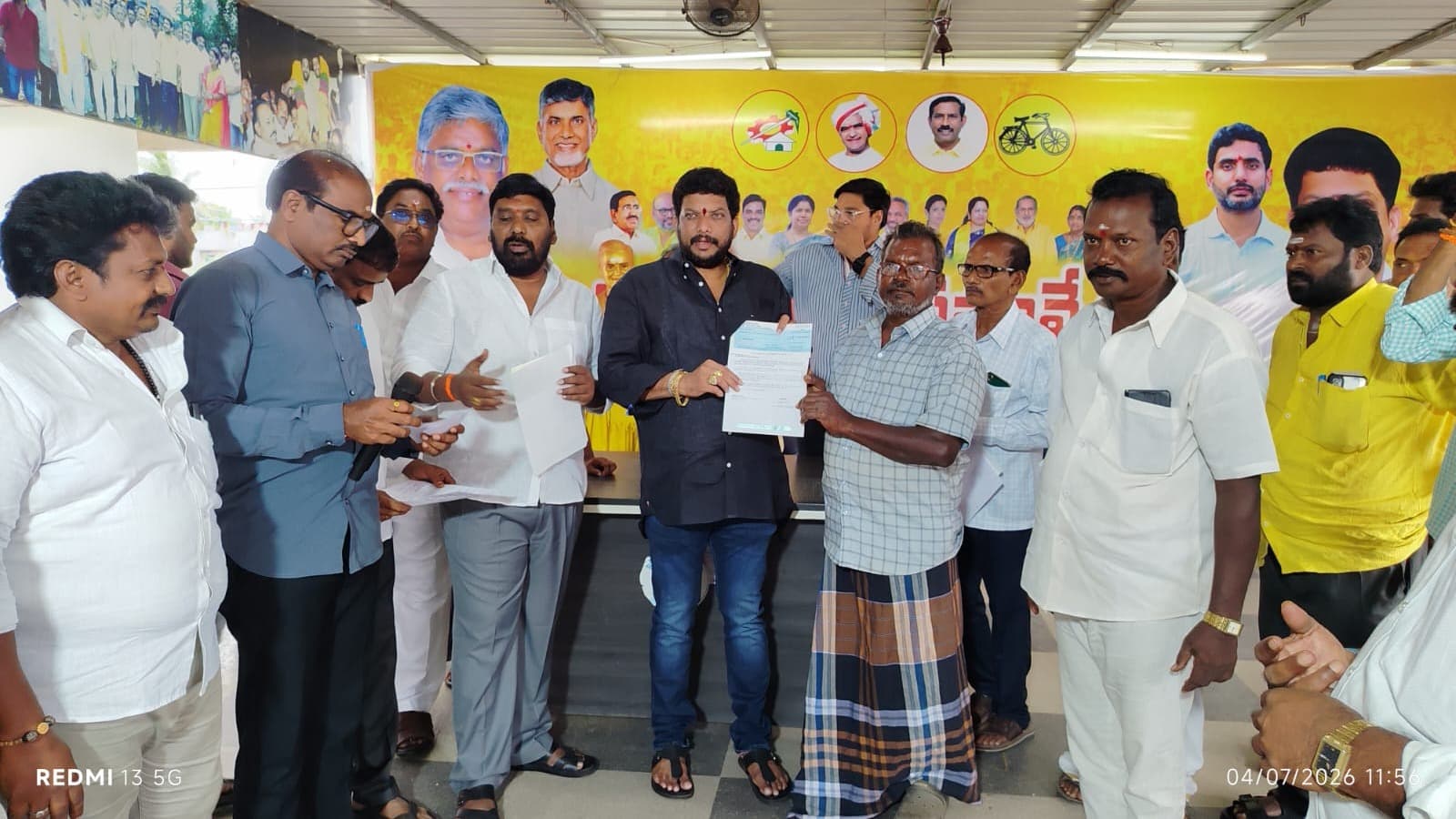 జగ్గంపేటలో 32 లక్షల సీఎంఆర్ఎఫ్ చెక్కులు పంపిణీ చేసిన జ్యోతుల నవీన్