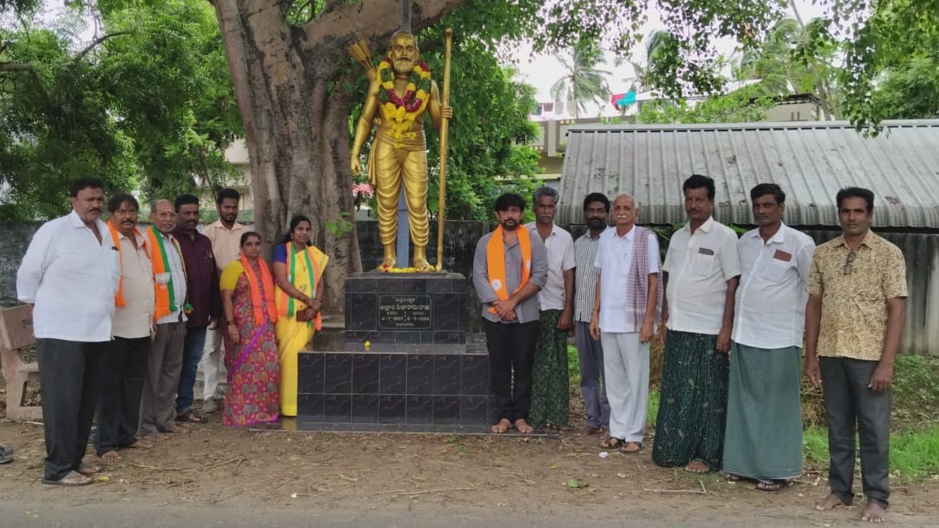 అల్లూరి సీతారామరాజుకు ఘన నివాళులు అర్పించిన బీజేపీ నాయకులు, కార్యకర్తలు