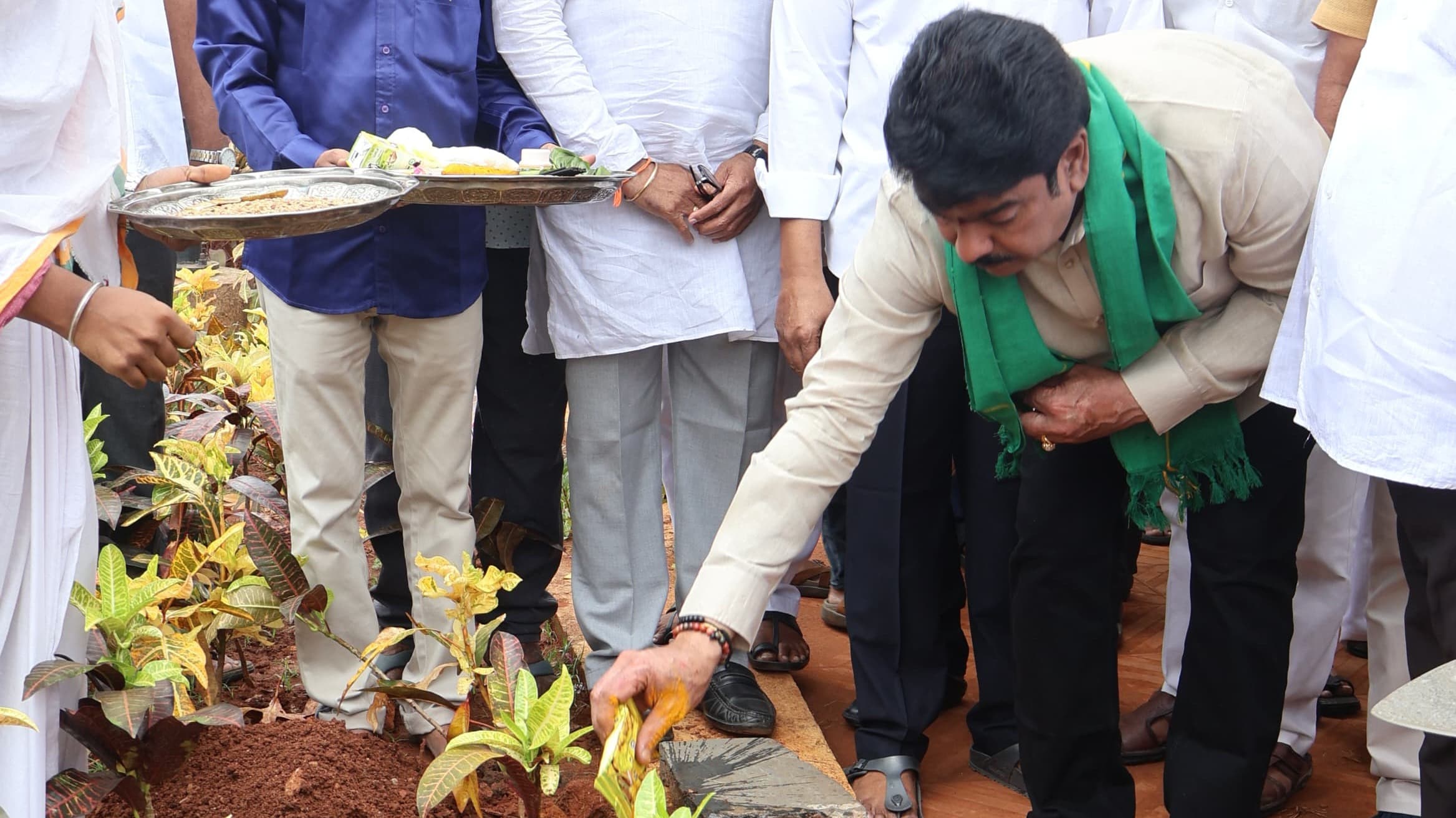 వంగవీటి మోహనరంగా విగ్రహానికి శంకుస్థాపన చేసిన ఎమ్మెల్యే బోండా ఉమా