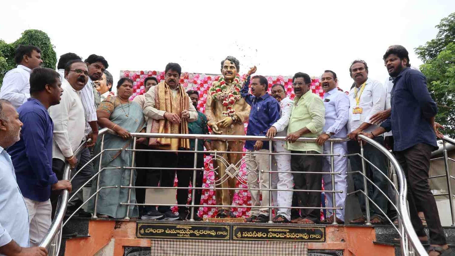 రంగా విగ్రహాలకు ఘన నివాళులు అర్పించిన ఎమ్మెల్యే బొండా ఉమా