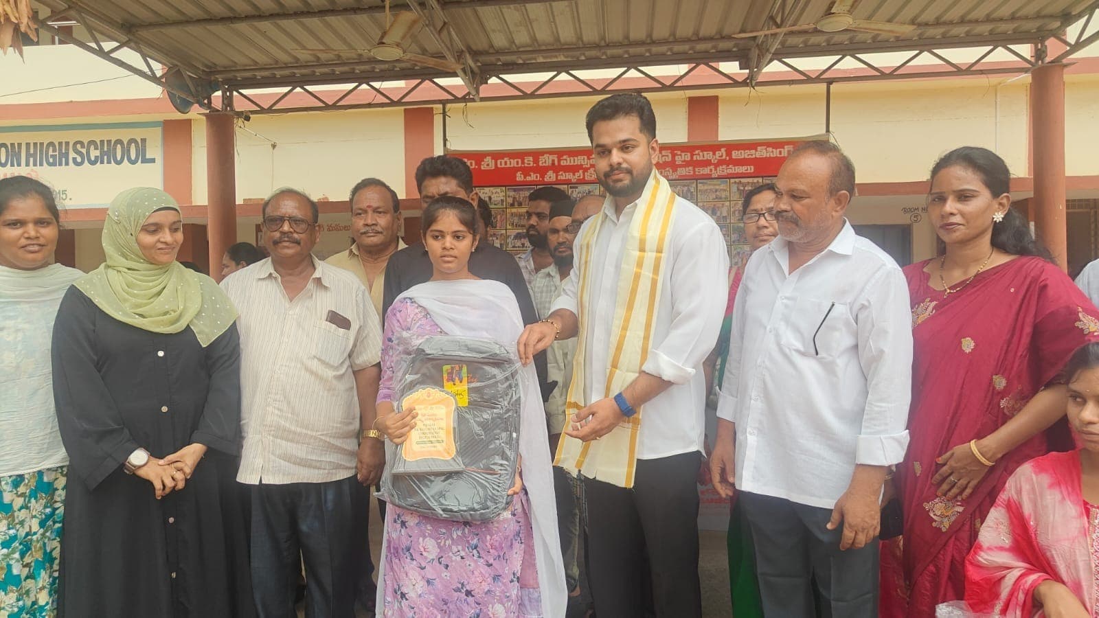 ప్రభుత్వ పాఠశాల విద్యార్థుల ప్రతిభకు ప్రోత్సాహమే భవిష్యత్తు పునాది: బోండా రవితేజ