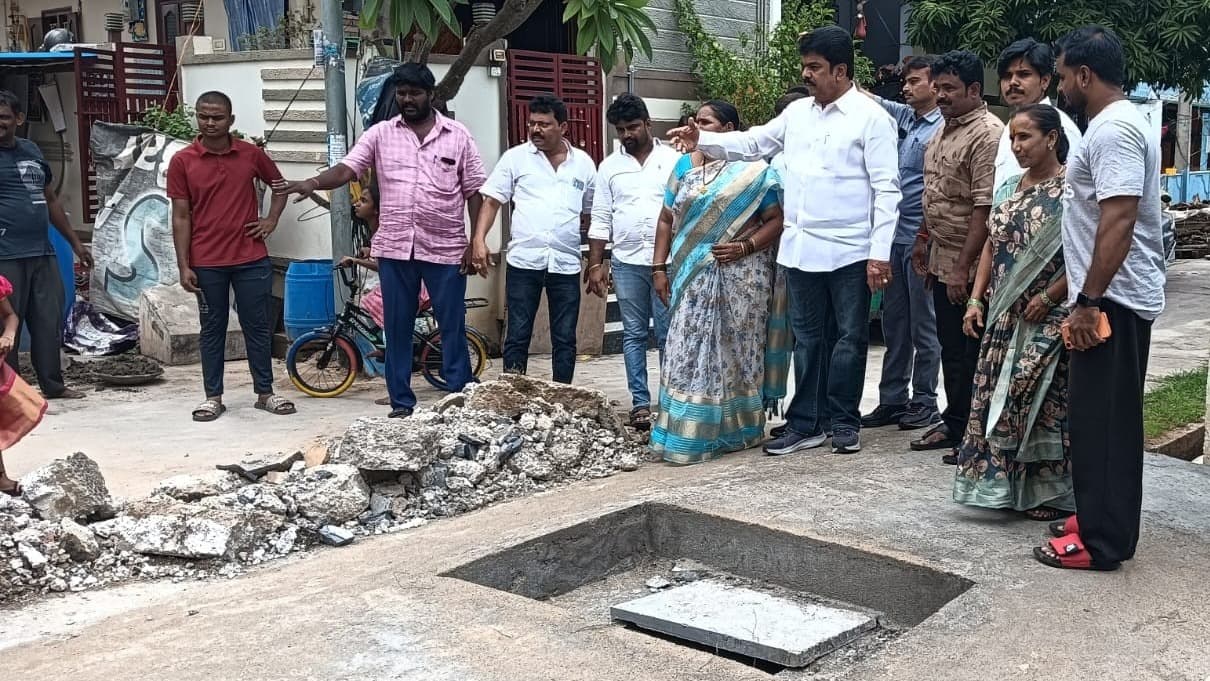 సుందరయ్య నగర్‌లో కాలువలు పరిశీలించిన ఎమ్మెల్యే బొండా ఉమా