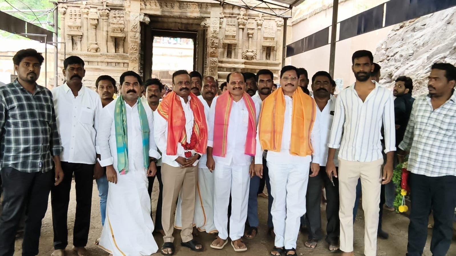 అహోబిలం శ్రీ లక్ష్మీనరసింహస్వామి దర్శనం చేసిన వల్లభనేని బాలశౌరి