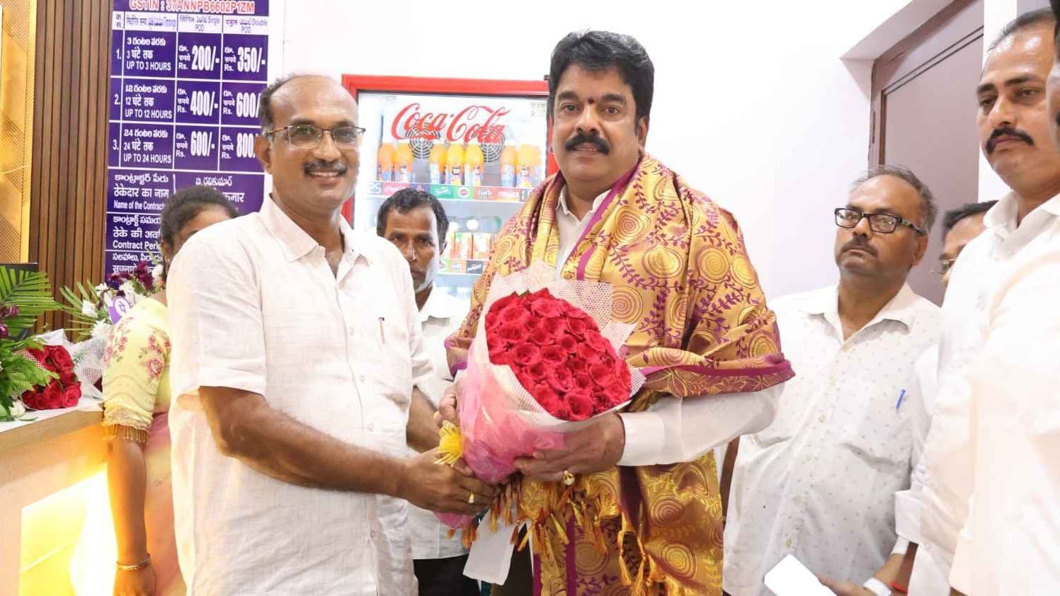 విజయవాడ రైల్వేలో స్లీపింగ్ పాడ్స్ ప్రారంభం: బొండా ఉమా