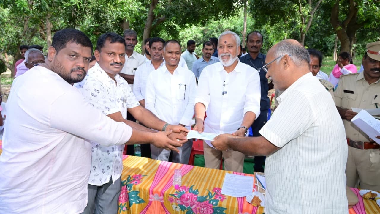 రైతులు అధైర్య పడకండి మీ వెన్నంటే మేముంటాం : ఎమ్మెల్యే పులివర్తి నాని