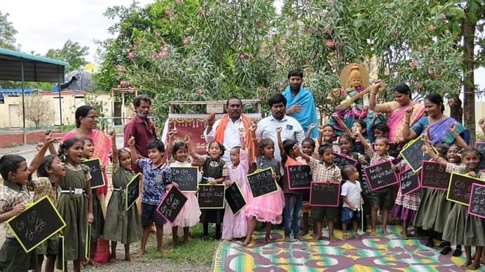 దానధర్మా చారిటబుల్ ట్రస్ట్ ఆధ్వర్యంలో సామూహిక అక్షరాభ్యాసం