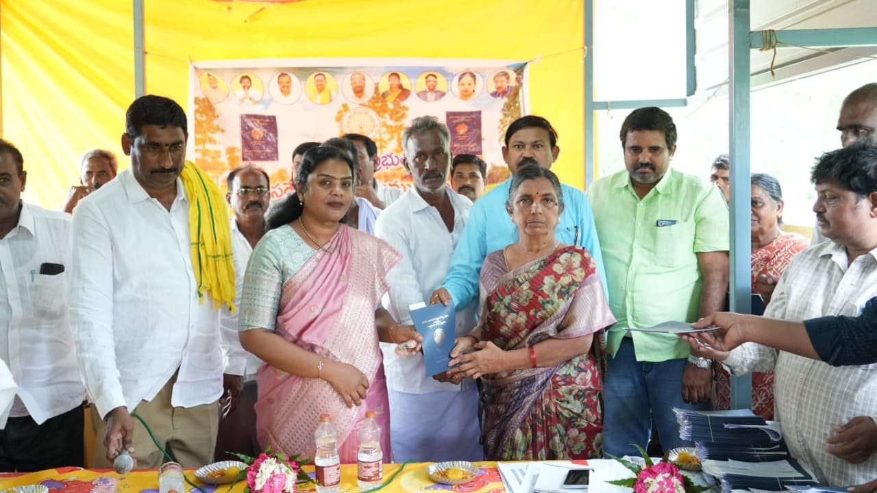 లచ్చపాలెంలో 432 రైతులకు భూ హక్కుల పాస్ పుస్తకాలు పంపిణీ