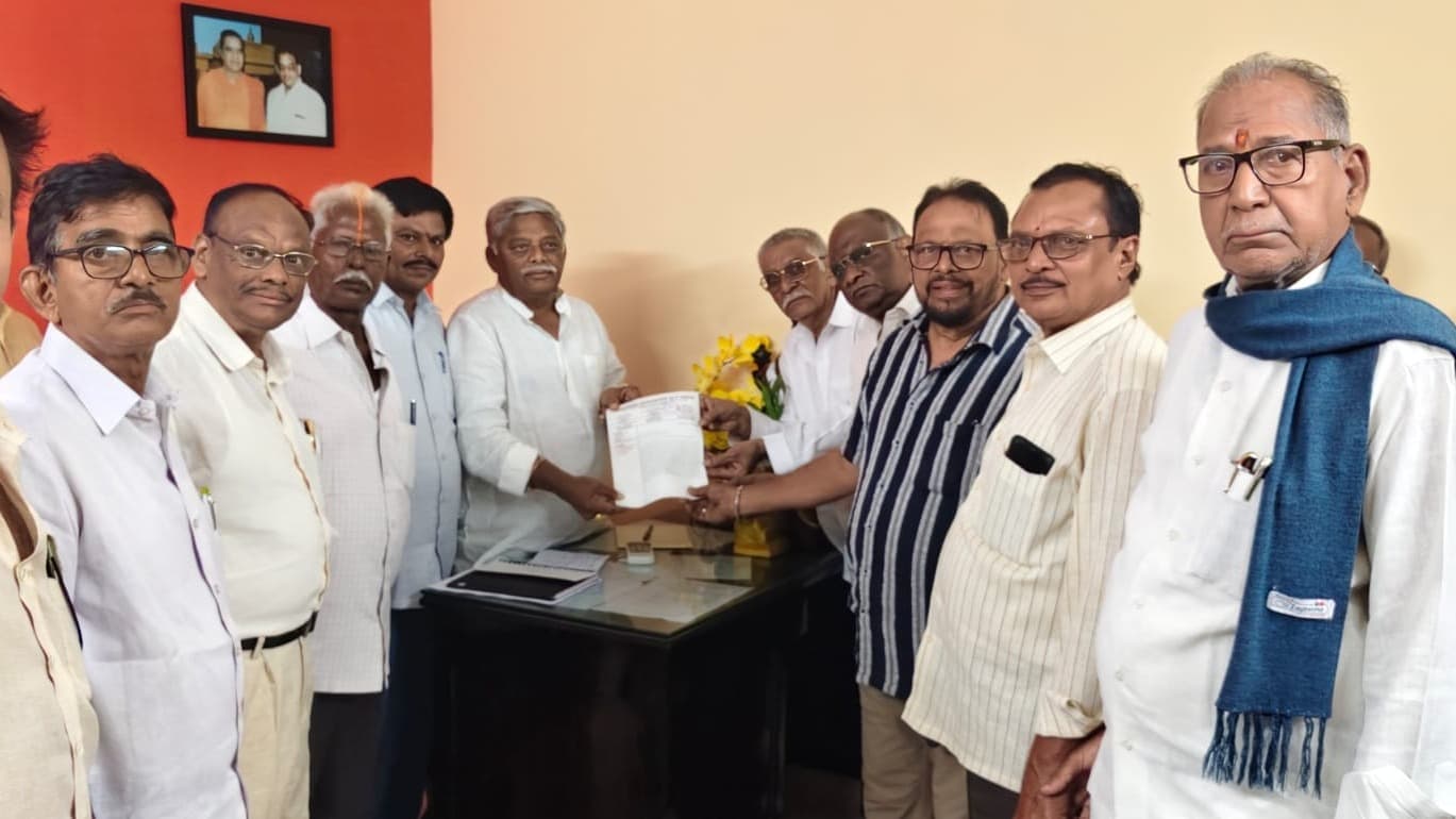 పెన్షనర్ల జేఏసీ ఎమ్మెల్యే జ్యోతుల నెహ్రూకు వినతి సమర్పణ