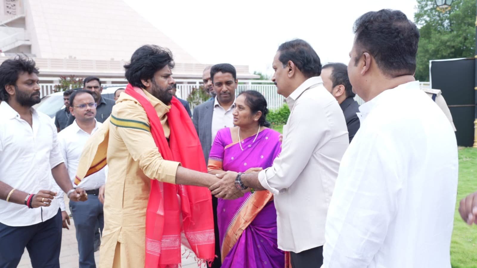 డిప్యూటీ సీఎం పవన్ కు స్వాగతం పలికిన ఎంపీ కేశినేని చిన్ని