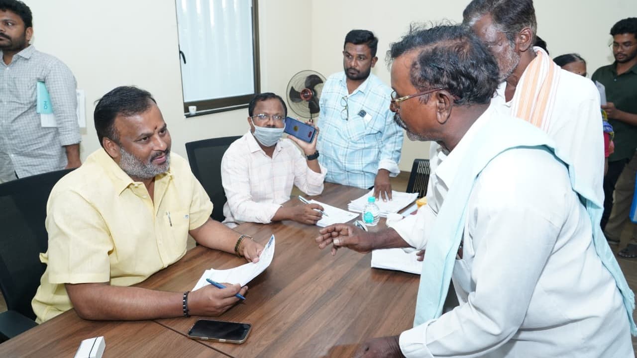 భూకబ్జా కుట్రలపై గ్రీవెన్స్‌లో ఫిర్యాదులు..