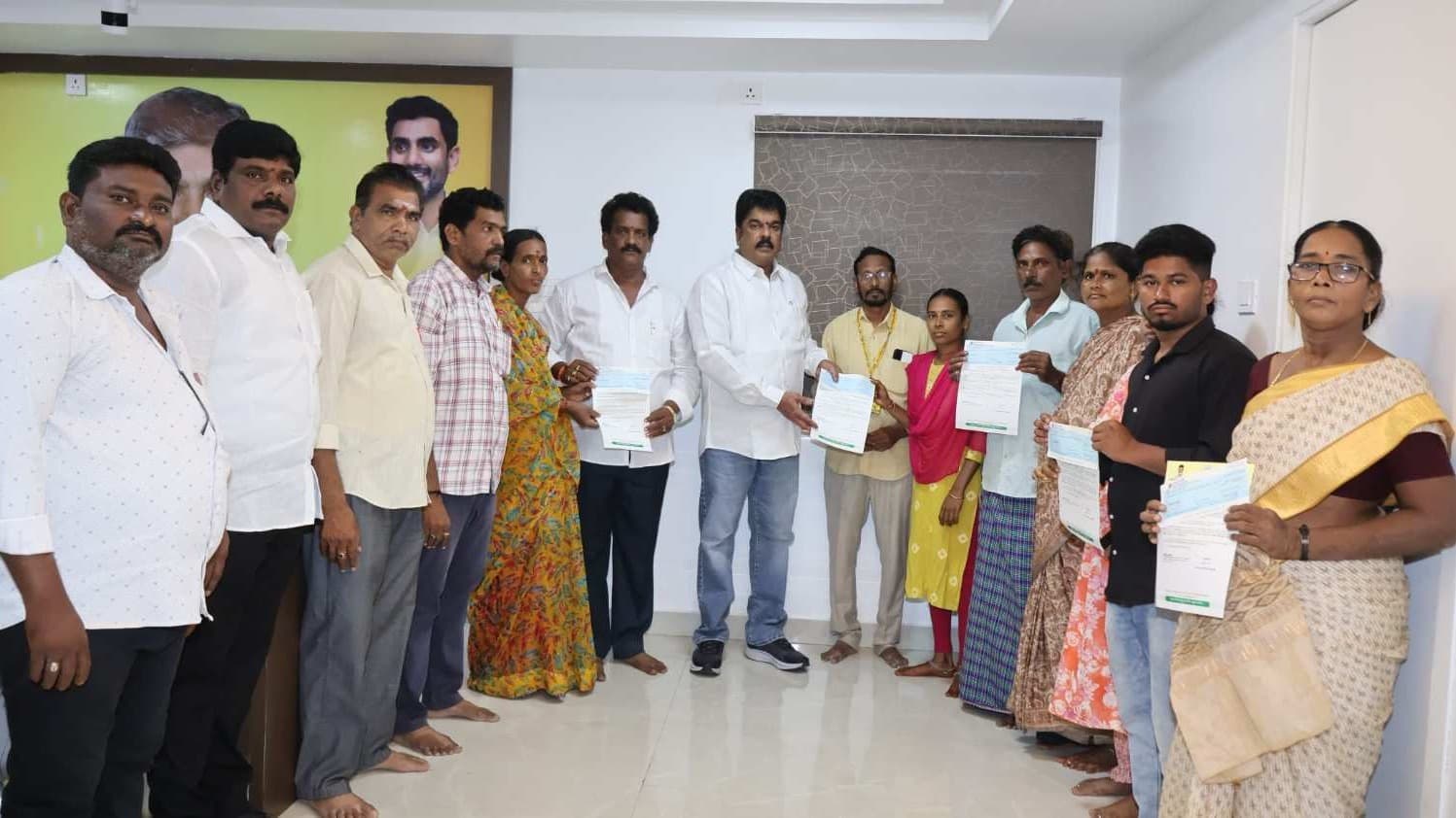 18 మందికి రూ.8.88 లక్షల సీఎంఆర్‌ఎఫ్ చెక్కులు పంపిణీ