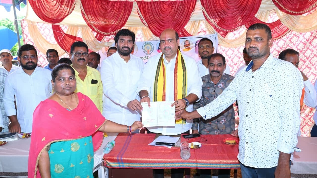 రైతులకు రాజముద్రతో కొత్త పట్టాదారు పాసుపుస్తకాలు