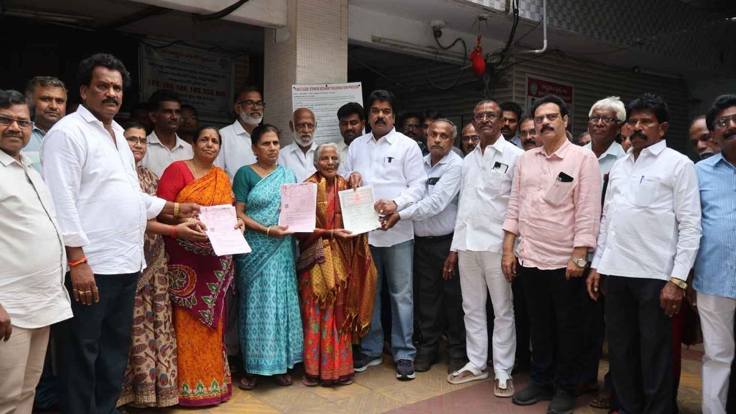 బొండా ఉమా చొరవతో నలభై ఏళ్ల భూ సమస్యకు ముగింపు