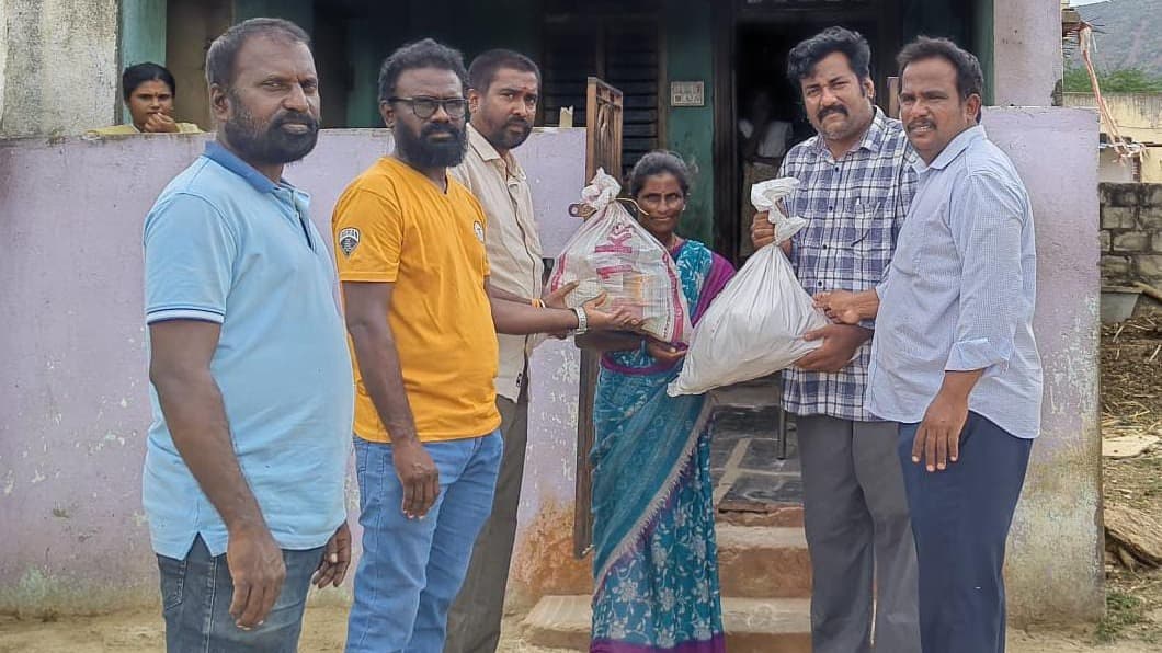 నారాయణరాజుపేటలో మానవత్వం.. వితంతువుకు అండగా నాయకులు