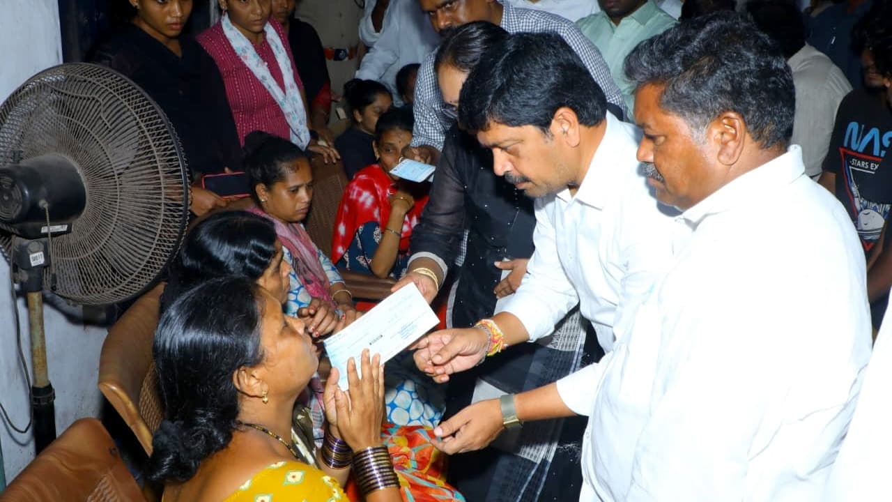 మత్స్యకార కుటుంబాలకు రూ.10 లక్షల పరిహారం అందించిన మంత్రి కొల్లు రవీంద్ర