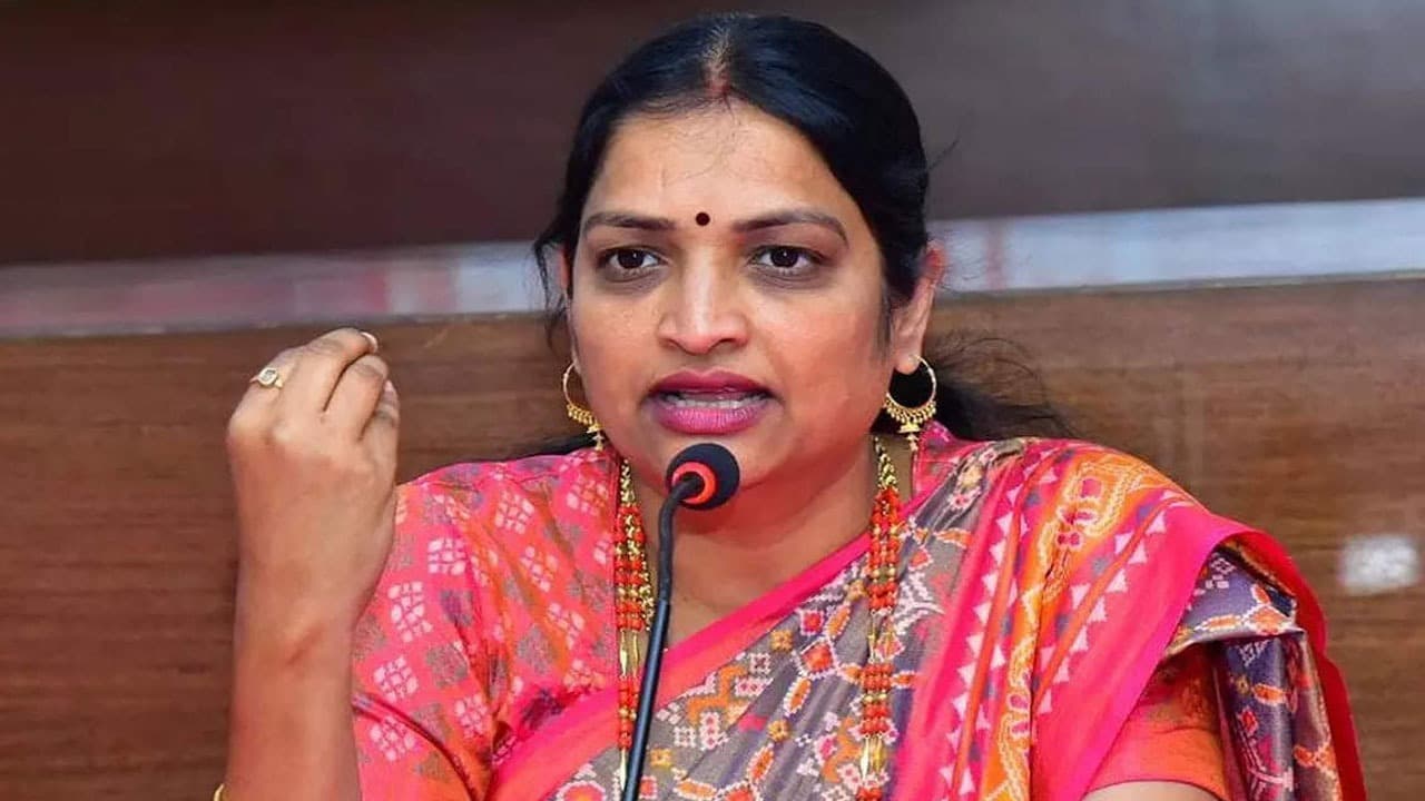 పెనుకొండలో మాజీ మంత్రి ఉషశ్రీ చరణ్ అరెస్టు