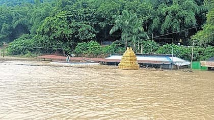 గోదావరిలో జలకళ.. గండి పోచమ్మ ఆలయం జలదిగ్బంధం
