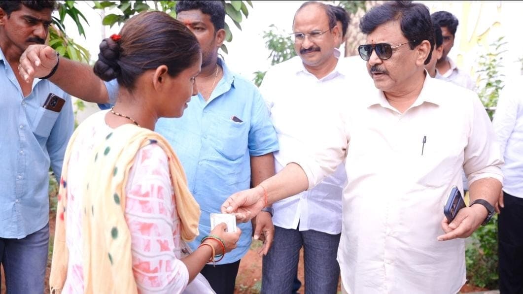 క్యాన్సర్ బాధితుడికి అండగా నిలిచిన మంత్రి కందుల దుర్గేష్