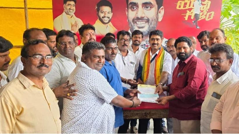 రూ.11.52 లక్షల సీఎం సహాయ నిధి చెక్కులు పంపిణీ చేసిన గొండు శంకర్