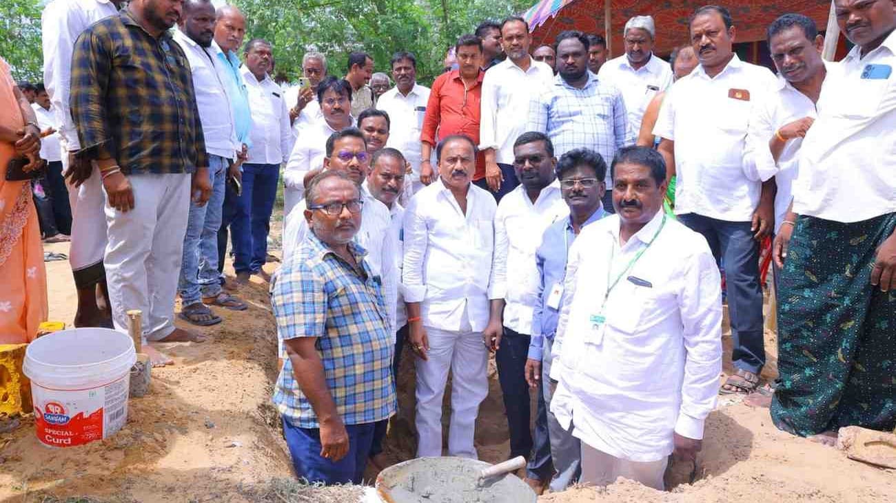 రైతుల కోసం చీరాలలో గోడౌన్‌కు ఎమ్మెల్యే మాలకొండయ్య శంకుస్థాపన