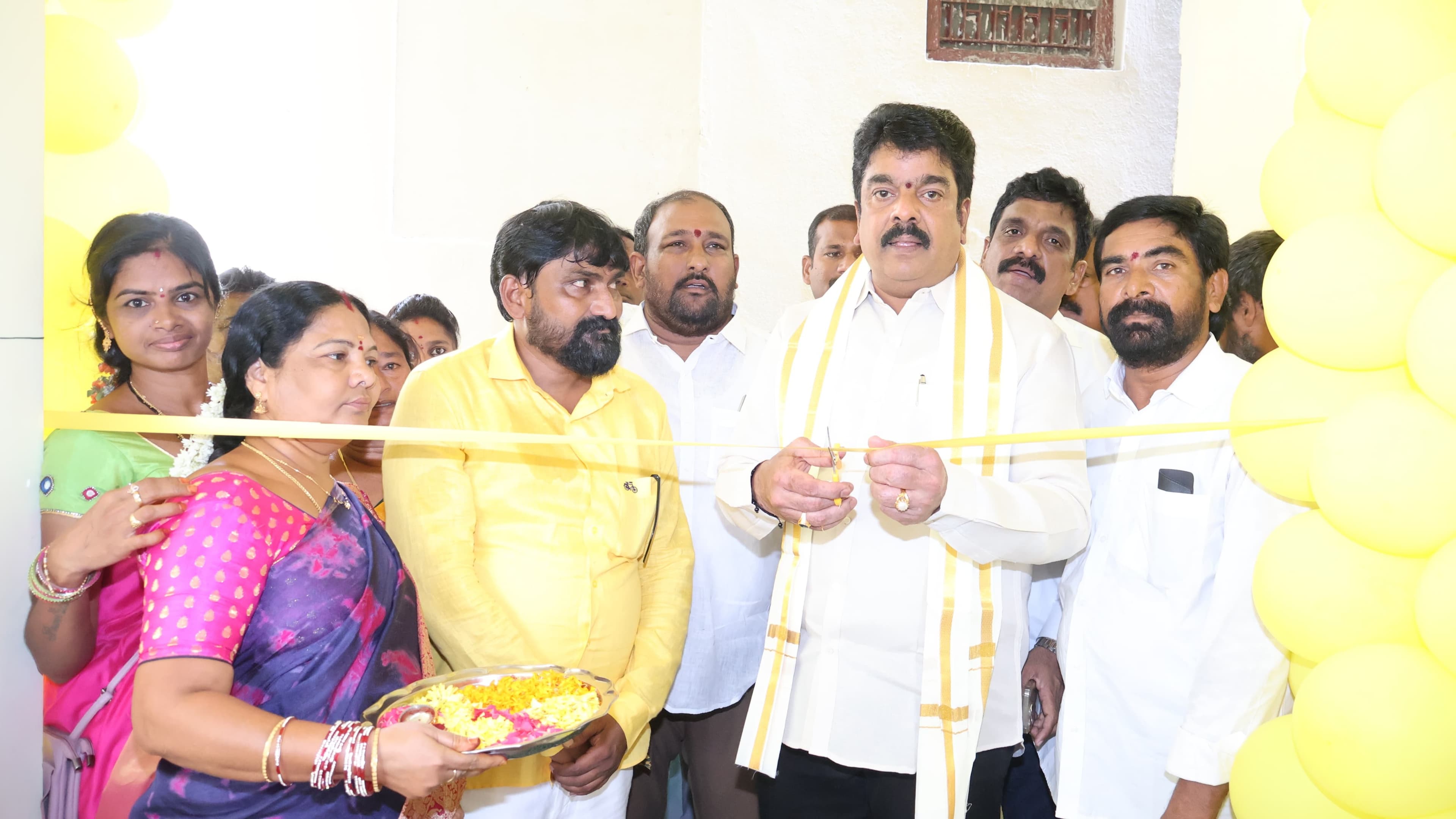 బొండా ఉమ చేతుల మీదుగా టీడీపీ డివిజన్ కార్యాలయం ప్రారంభం