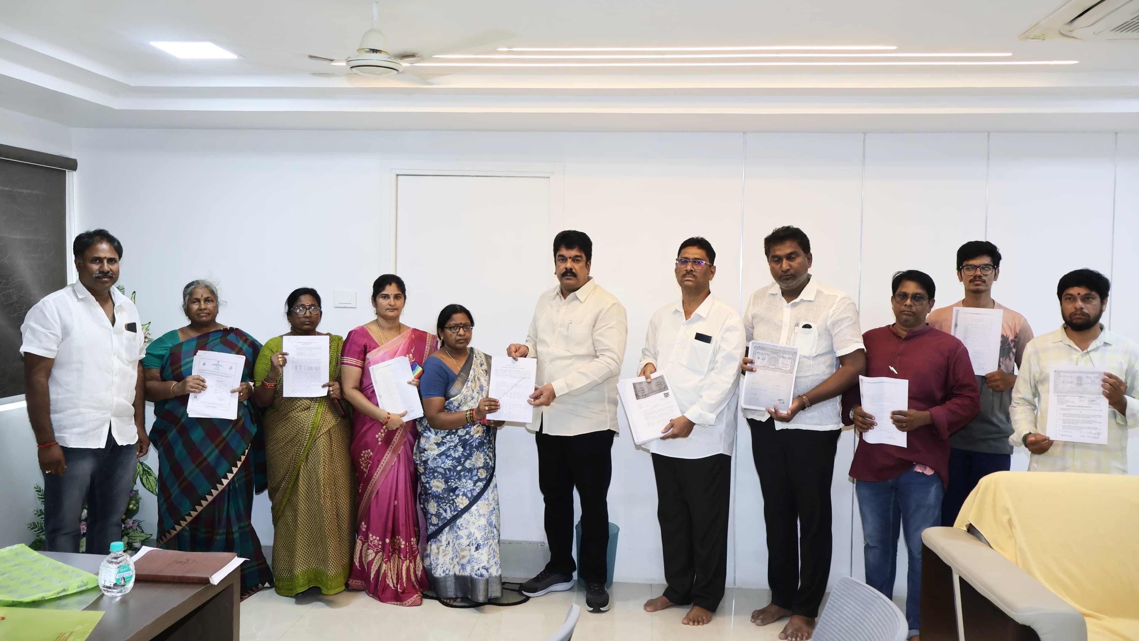 భూసమస్యలపై బాధితులకు బొండా ఉమా భరోసా